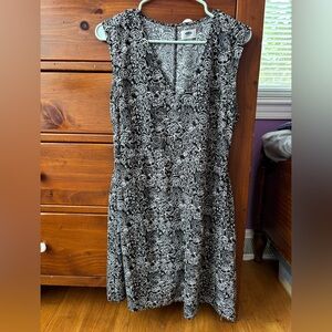 Floral Black and White Sleeveless V-neck Dress, size large